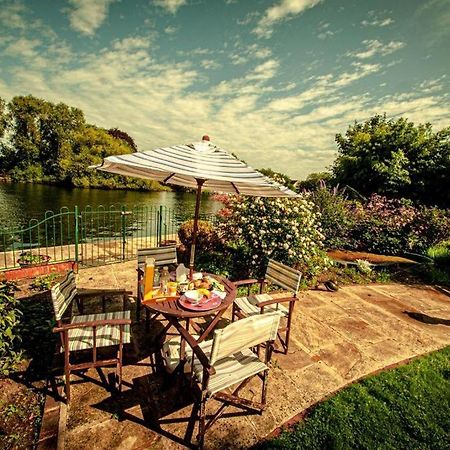 Cozy Double Bedroom In Stunning Bungalow On River Thames - Near Thorpe Park/Royal Holloway University/20Mins From Heathrow Staines-upon-Thames Exteriör bild