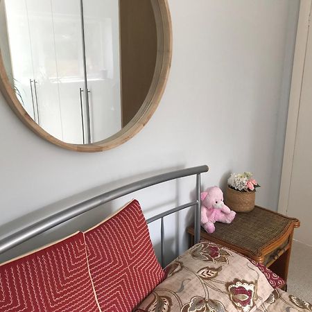 Cozy Double Bedroom In Stunning Bungalow On River Thames - Near Thorpe Park/Royal Holloway University/20Mins From Heathrow Staines-upon-Thames Exteriör bild