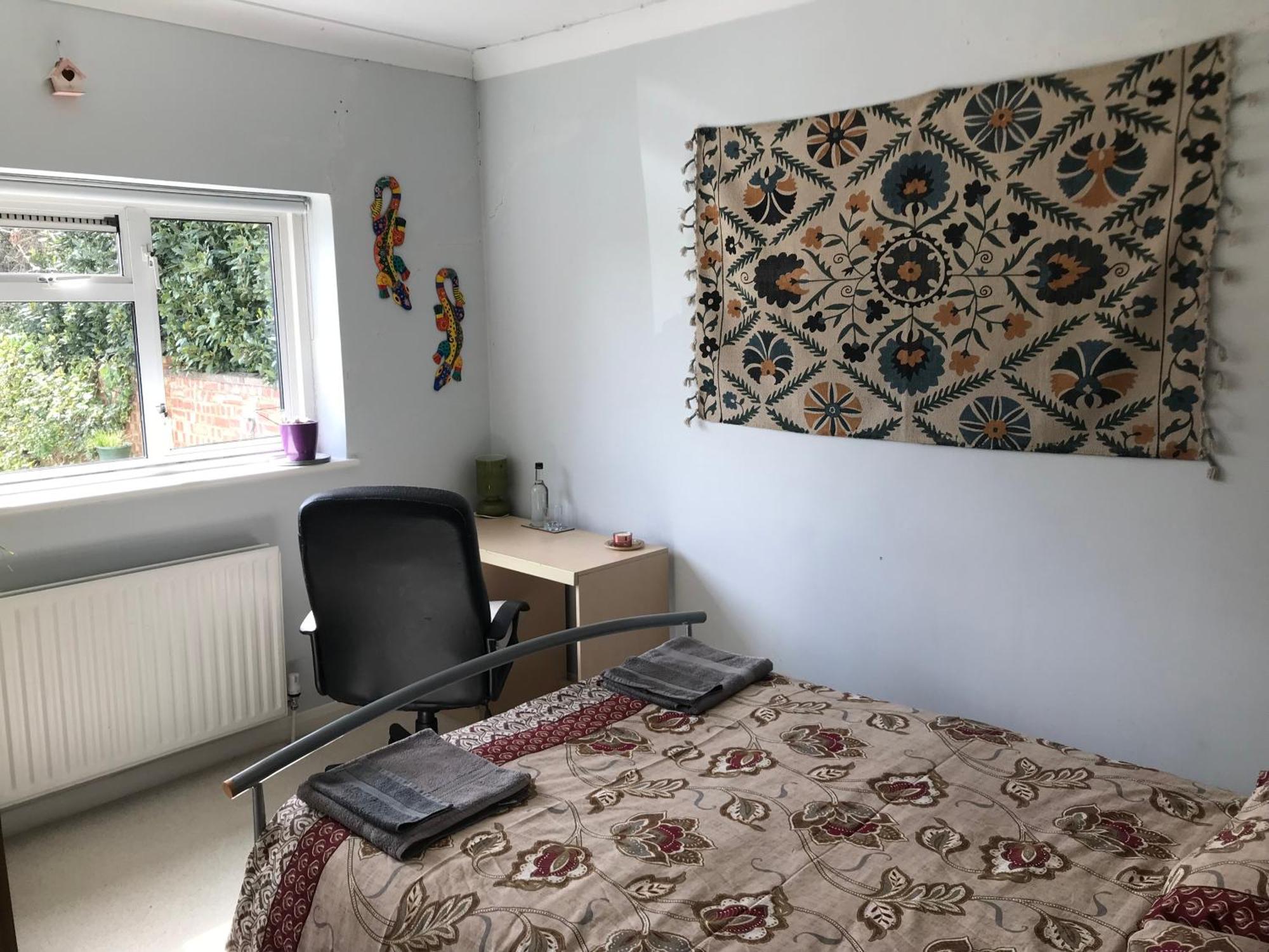 Cozy Double Bedroom In Stunning Bungalow On River Thames - Near Thorpe Park/Royal Holloway University/20Mins From Heathrow Staines-upon-Thames Exteriör bild