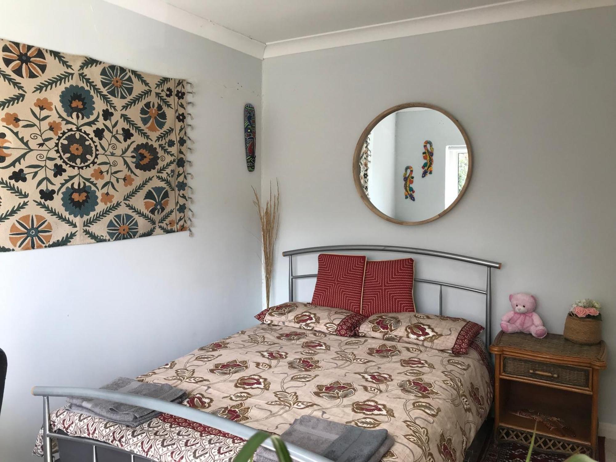 Cozy Double Bedroom In Stunning Bungalow On River Thames - Near Thorpe Park/Royal Holloway University/20Mins From Heathrow Staines-upon-Thames Exteriör bild