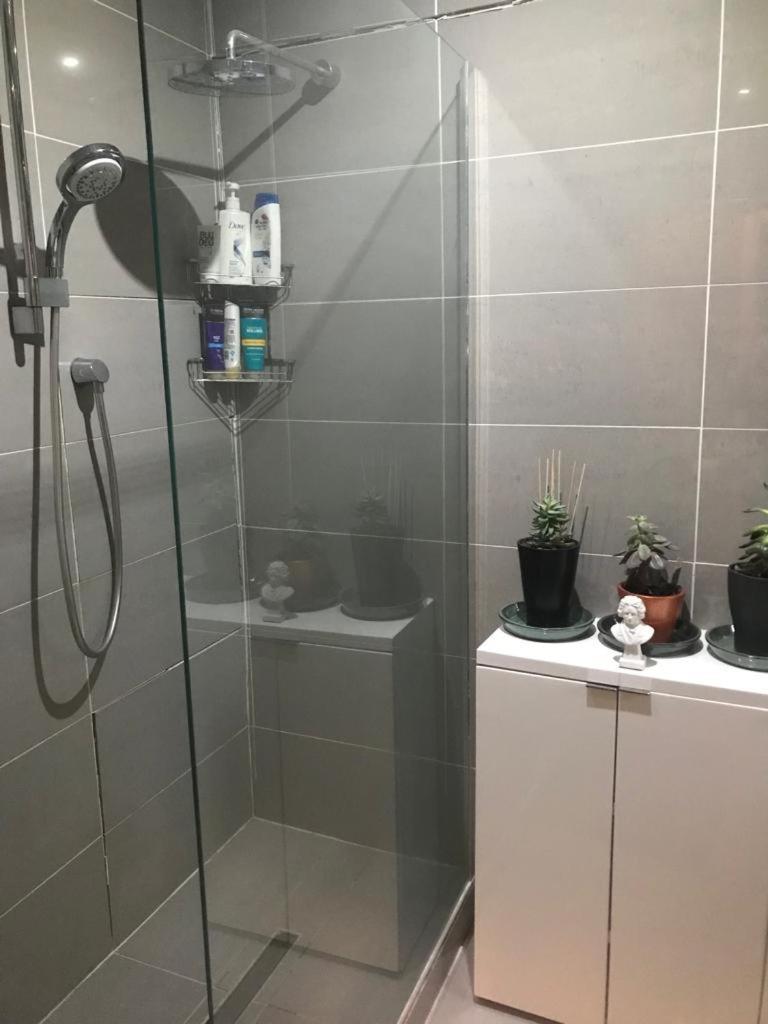 Cozy Double Bedroom In Stunning Bungalow On River Thames - Near Thorpe Park/Royal Holloway University/20Mins From Heathrow Staines-upon-Thames Exteriör bild