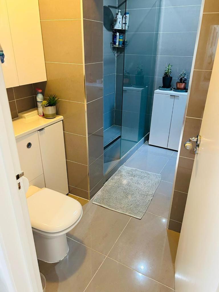 Cozy Double Bedroom In Stunning Bungalow On River Thames - Near Thorpe Park/Royal Holloway University/20Mins From Heathrow Staines-upon-Thames Exteriör bild