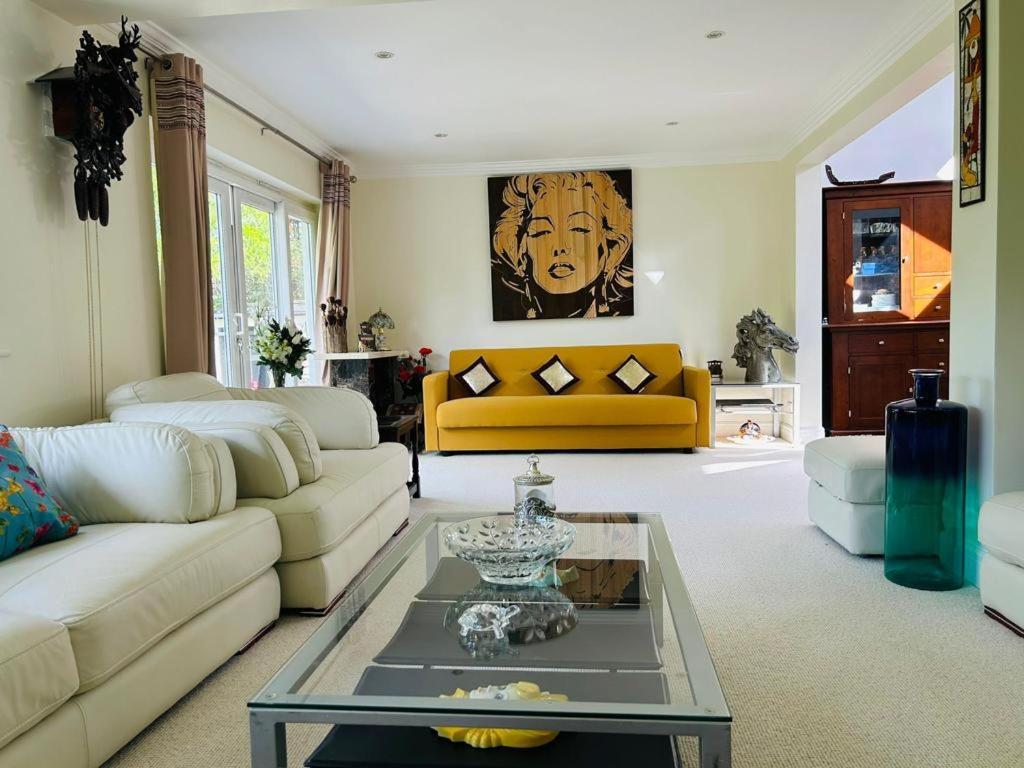 Cozy Double Bedroom In Stunning Bungalow On River Thames - Near Thorpe Park/Royal Holloway University/20Mins From Heathrow Staines-upon-Thames Exteriör bild