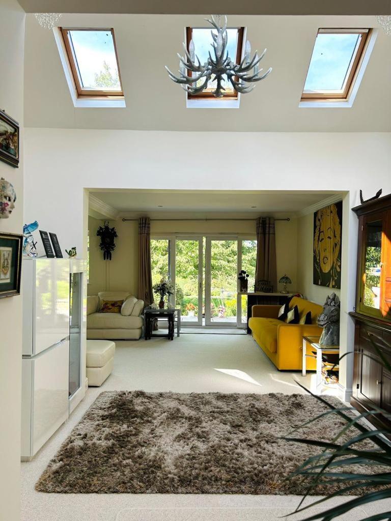 Cozy Double Bedroom In Stunning Bungalow On River Thames - Near Thorpe Park/Royal Holloway University/20Mins From Heathrow Staines-upon-Thames Exteriör bild