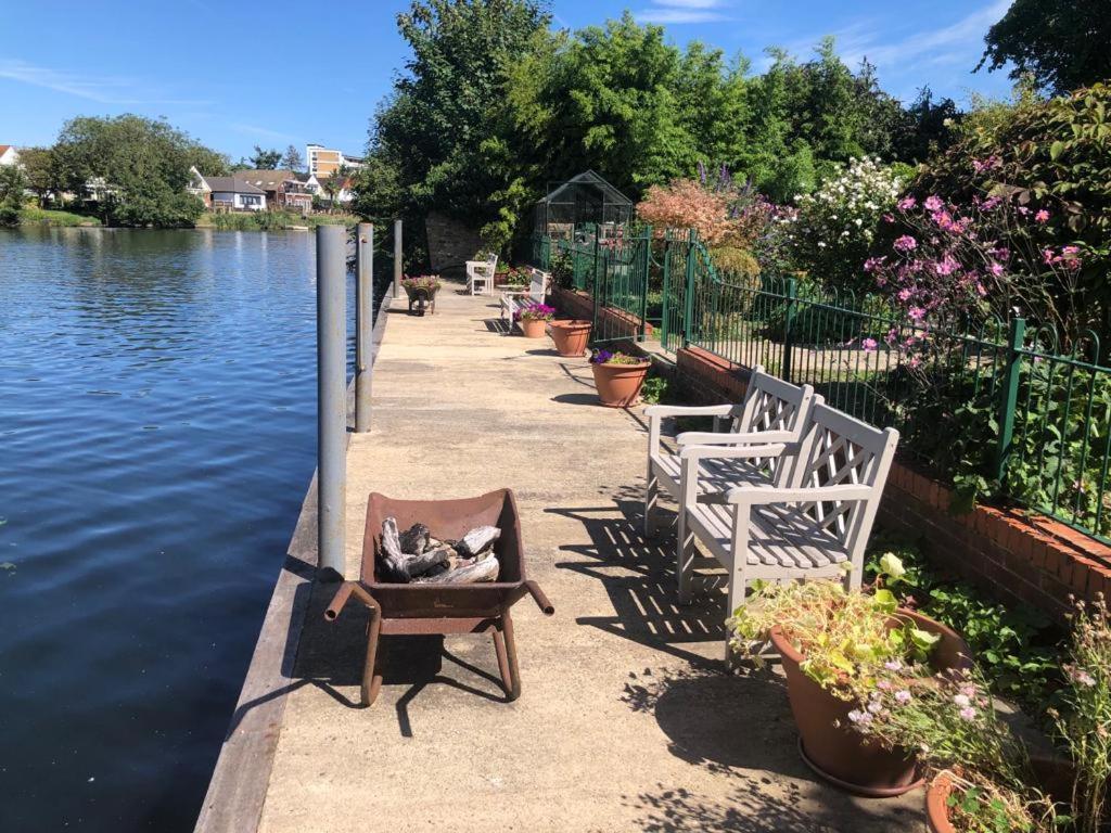 Cozy Double Bedroom In Stunning Bungalow On River Thames - Near Thorpe Park/Royal Holloway University/20Mins From Heathrow Staines-upon-Thames Exteriör bild