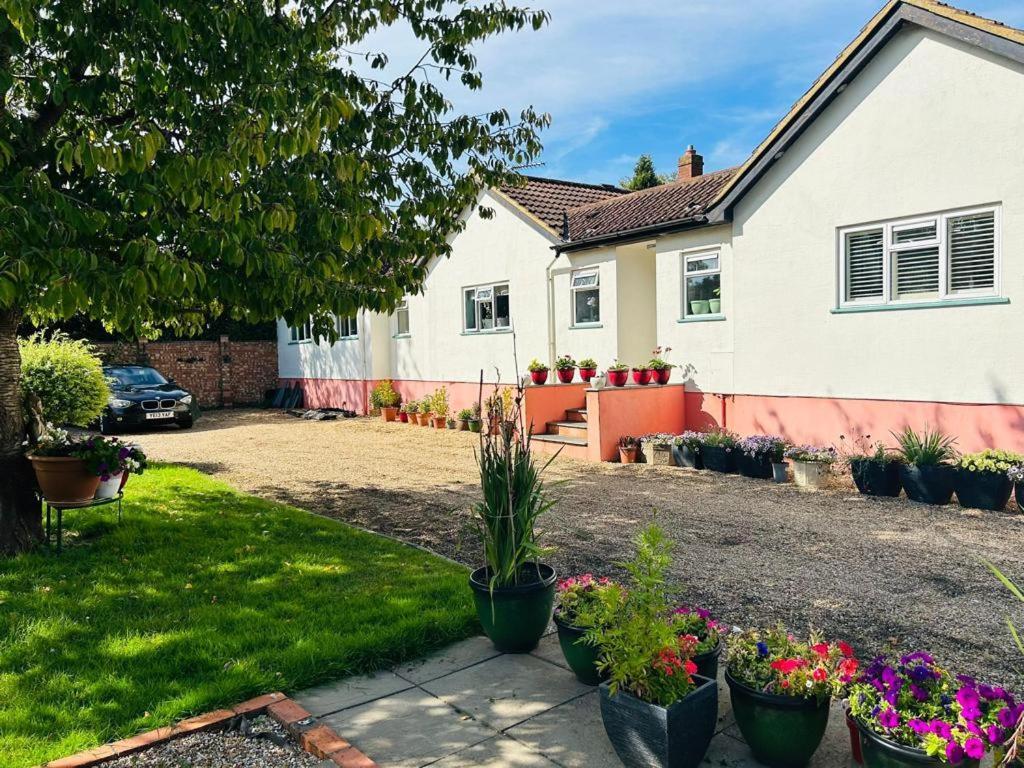 Cozy Double Bedroom In Stunning Bungalow On River Thames - Near Thorpe Park/Royal Holloway University/20Mins From Heathrow Staines-upon-Thames Exteriör bild