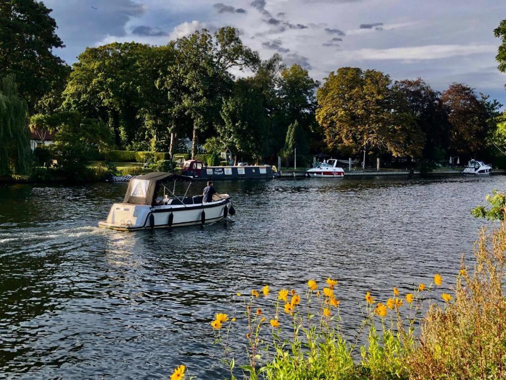 Cozy Double Bedroom In Stunning Bungalow On River Thames - Near Thorpe Park/Royal Holloway University/20Mins From Heathrow Staines-upon-Thames Exteriör bild