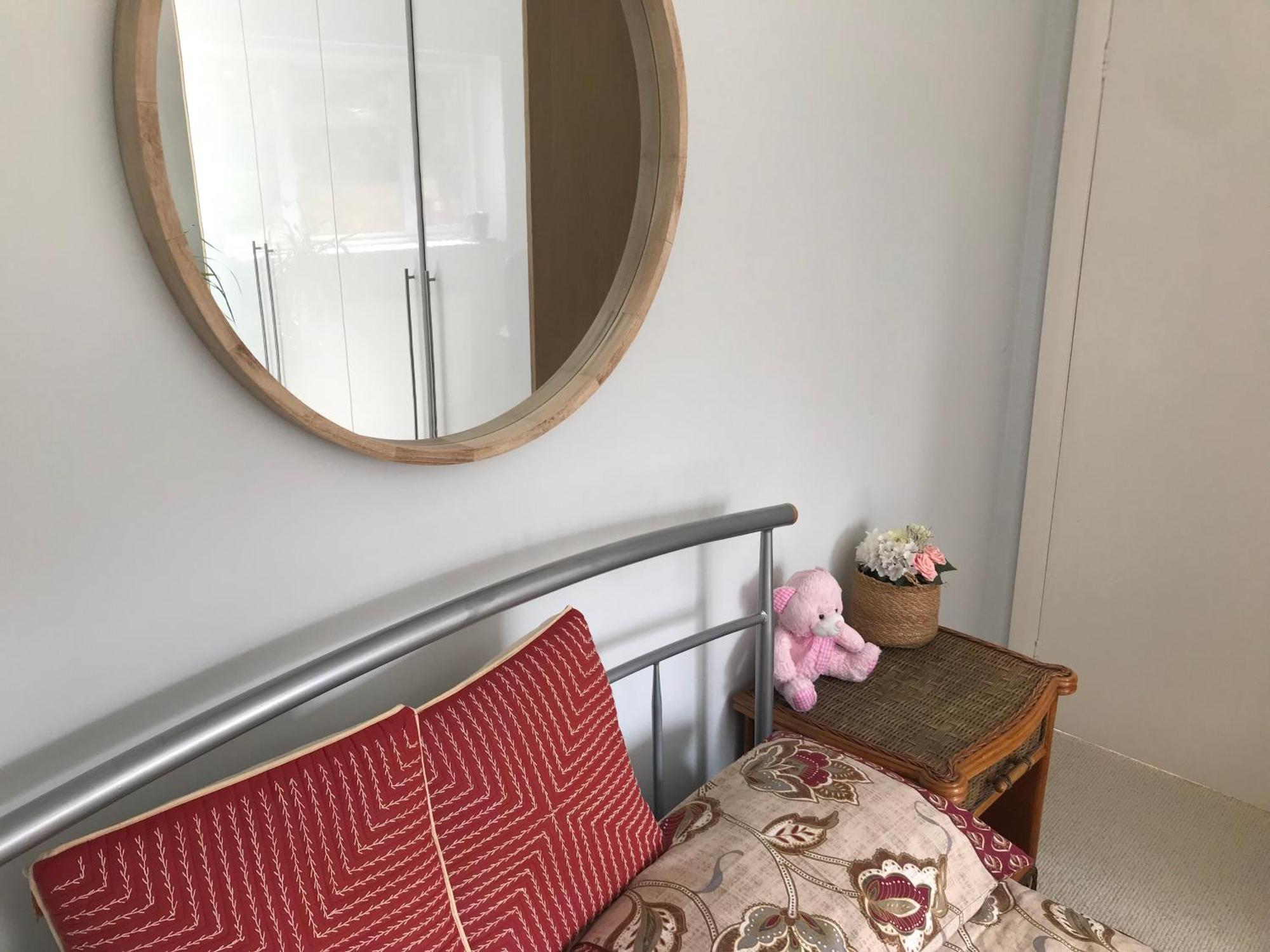 Cozy Double Bedroom In Stunning Bungalow On River Thames - Near Thorpe Park/Royal Holloway University/20Mins From Heathrow Staines-upon-Thames Exteriör bild