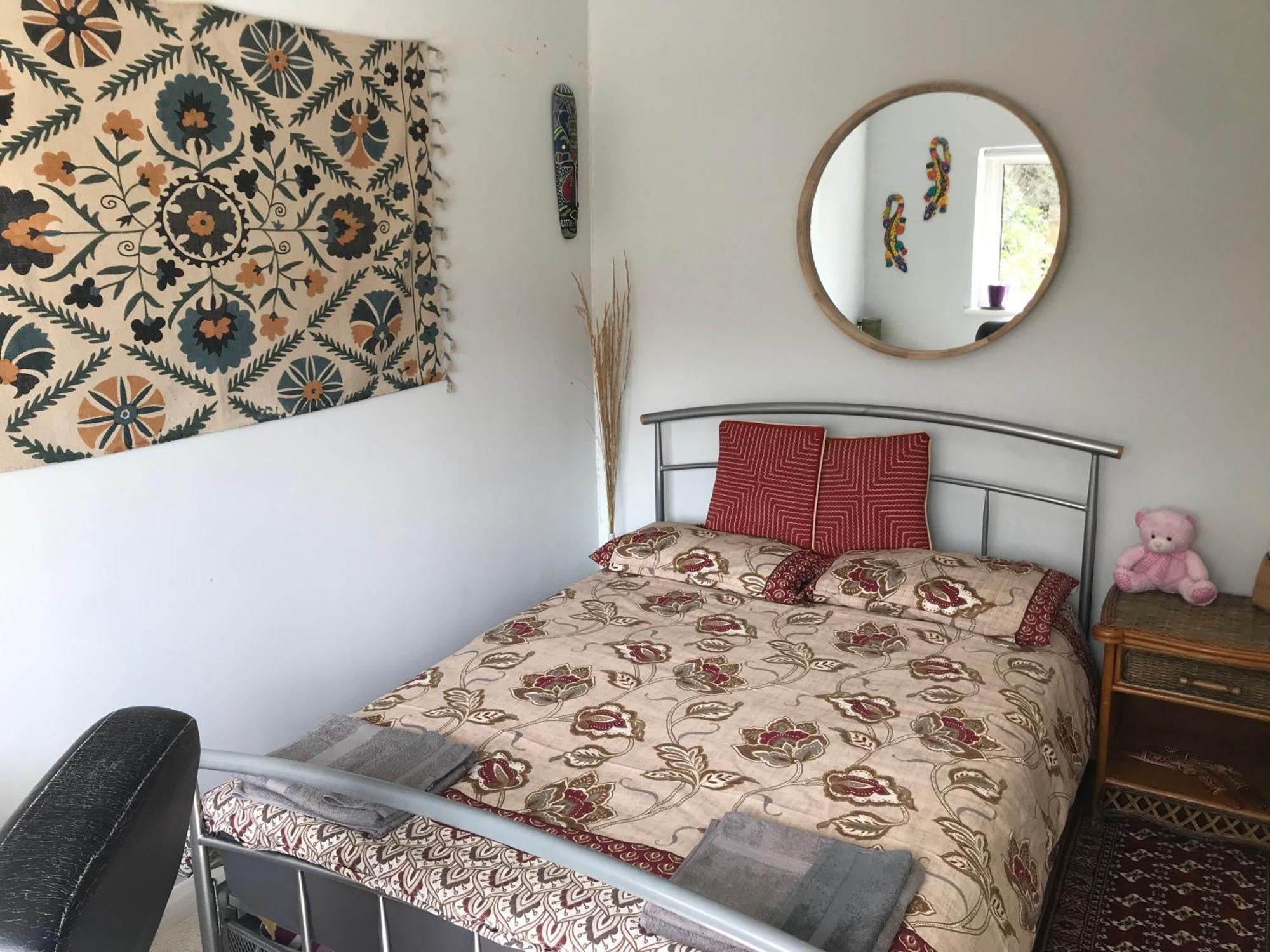 Cozy Double Bedroom In Stunning Bungalow On River Thames - Near Thorpe Park/Royal Holloway University/20Mins From Heathrow Staines-upon-Thames Exteriör bild