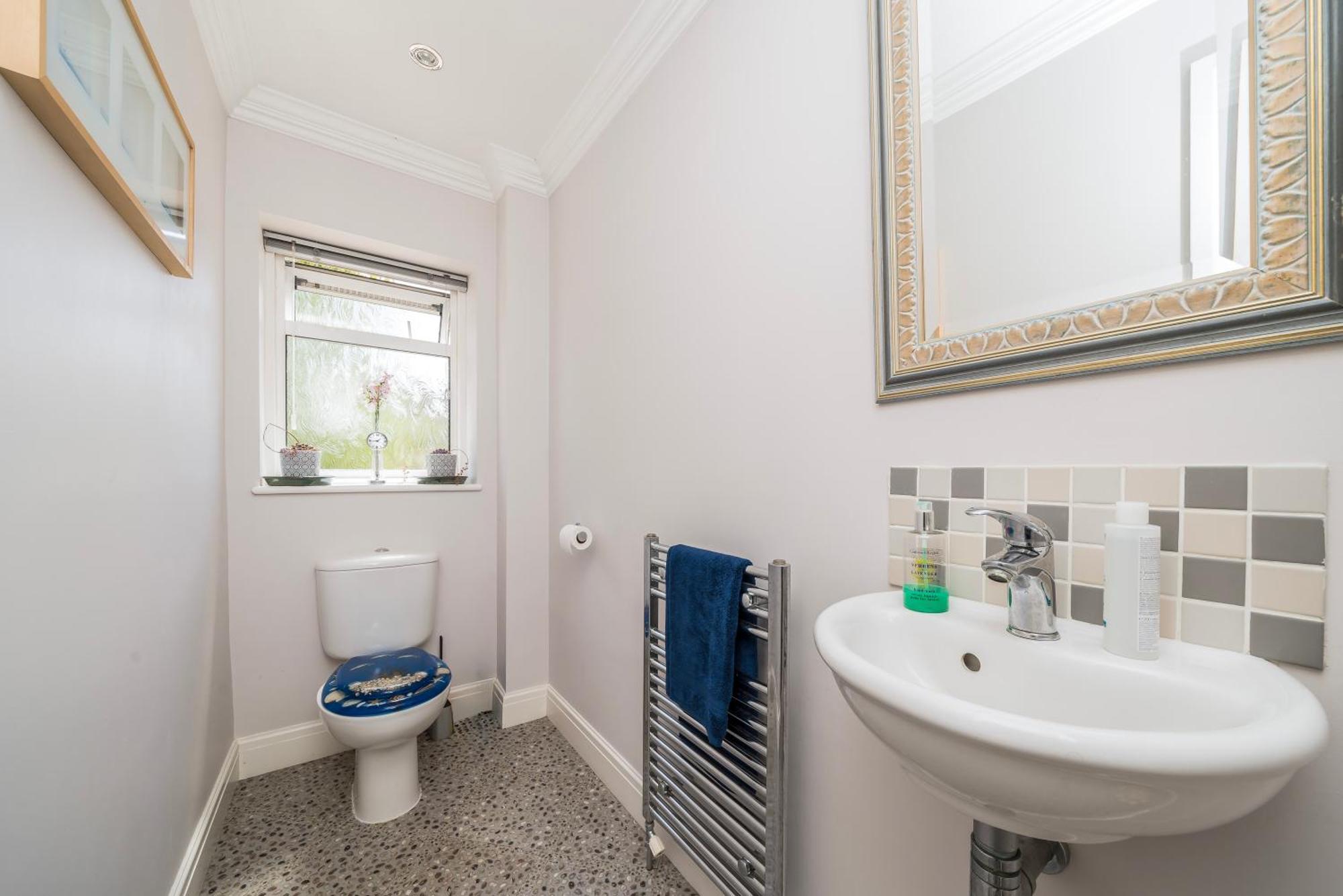 Cozy Double Bedroom In Stunning Bungalow On River Thames - Near Thorpe Park/Royal Holloway University/20Mins From Heathrow Staines-upon-Thames Exteriör bild