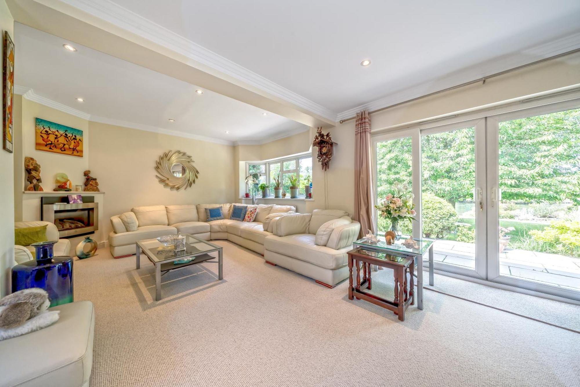Cozy Double Bedroom In Stunning Bungalow On River Thames - Near Thorpe Park/Royal Holloway University/20Mins From Heathrow Staines-upon-Thames Exteriör bild